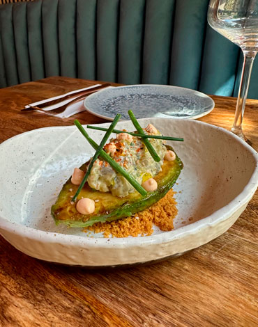 Aguacate asado relleno de tartar de marisco